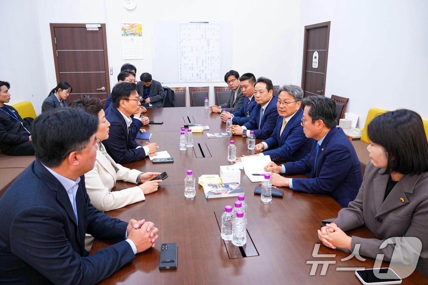 강기정 광주시장이 22일 오전 서울 국회본관에서 정청래 더불어민주당 대표를 만나 이재명 대통령의 제1호 공약이자 국정운영 5개년 계획에 포함된 &#39;국가AI컴퓨팅센터 광주 설립&#39; 이행을 촉구한 뒤 지역 국회의원들과 향후 대책을 논의하고 있다.&#40;광주시 제공. 재판매 및 DB 금지&#41; 