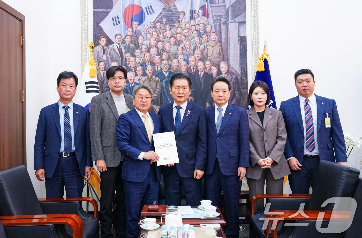 강기정 광주시장을 비롯한 광주 미래산업 비상회의 대표단이 22일 서울 국회 본관에서 정청래 더불어민주당 대표를 만나 &#39;국가AI컴퓨팅센터 광주 설립&#39; 이행을 촉구하는 성명서를 전달하고 있다.&#40;광주시 제공. 재판매 및 DB 금지&#41; 2025.10.22/뉴스1