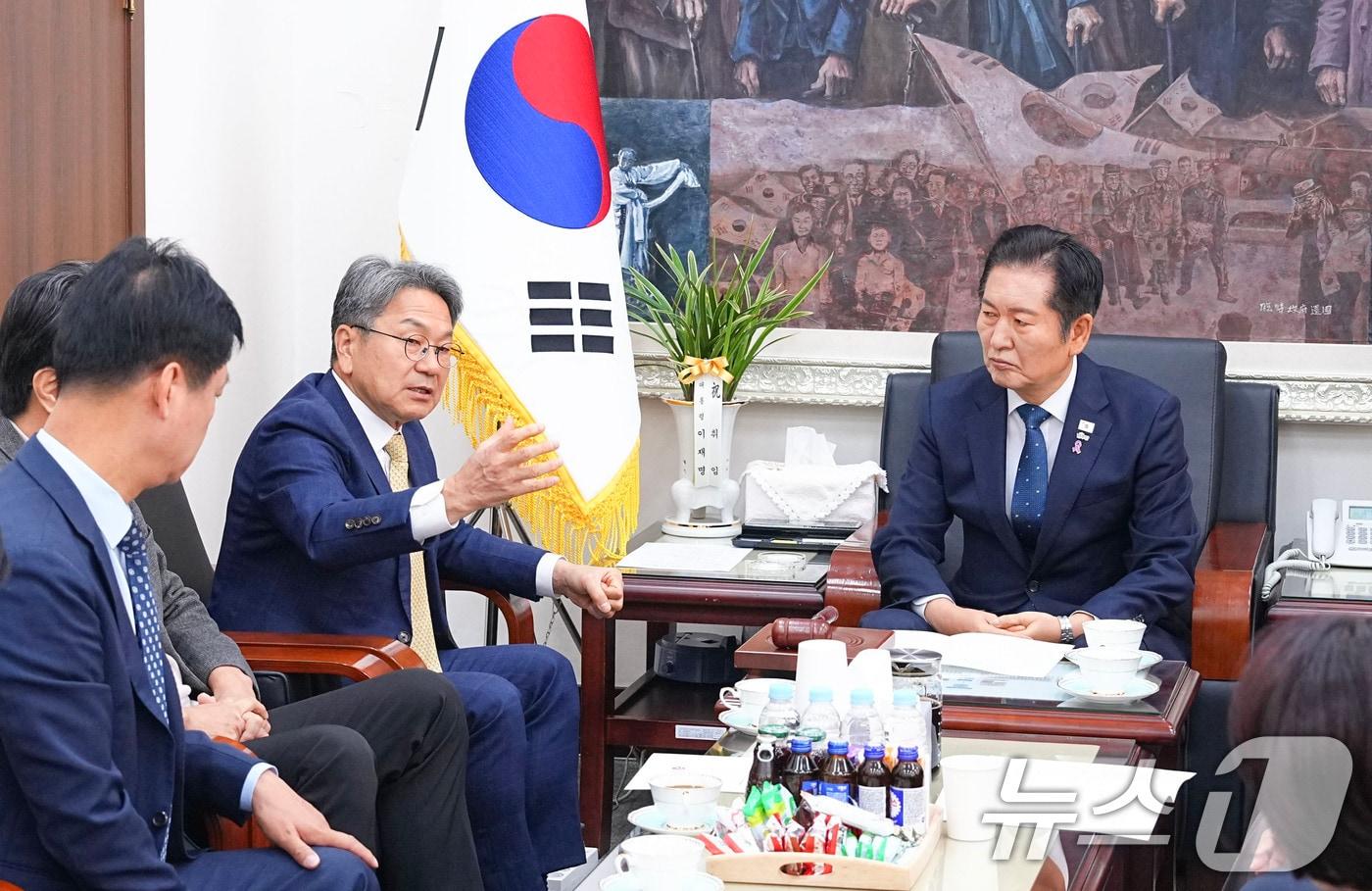 강기정 광주시장이 22일 서울 국회 본관에서 정청래 더불어민주당 대표를 만나 이재명 대통령의 핵심 공약이자 국정운영 5개년 계획에 포함된 &#39;국가 AI 컴퓨팅센터 광주 설립&#39; 이행을 촉구하고 있다.&#40;광주시 제공. 재판매 및 DB 금지&#41; 2025.10.22/뉴스1