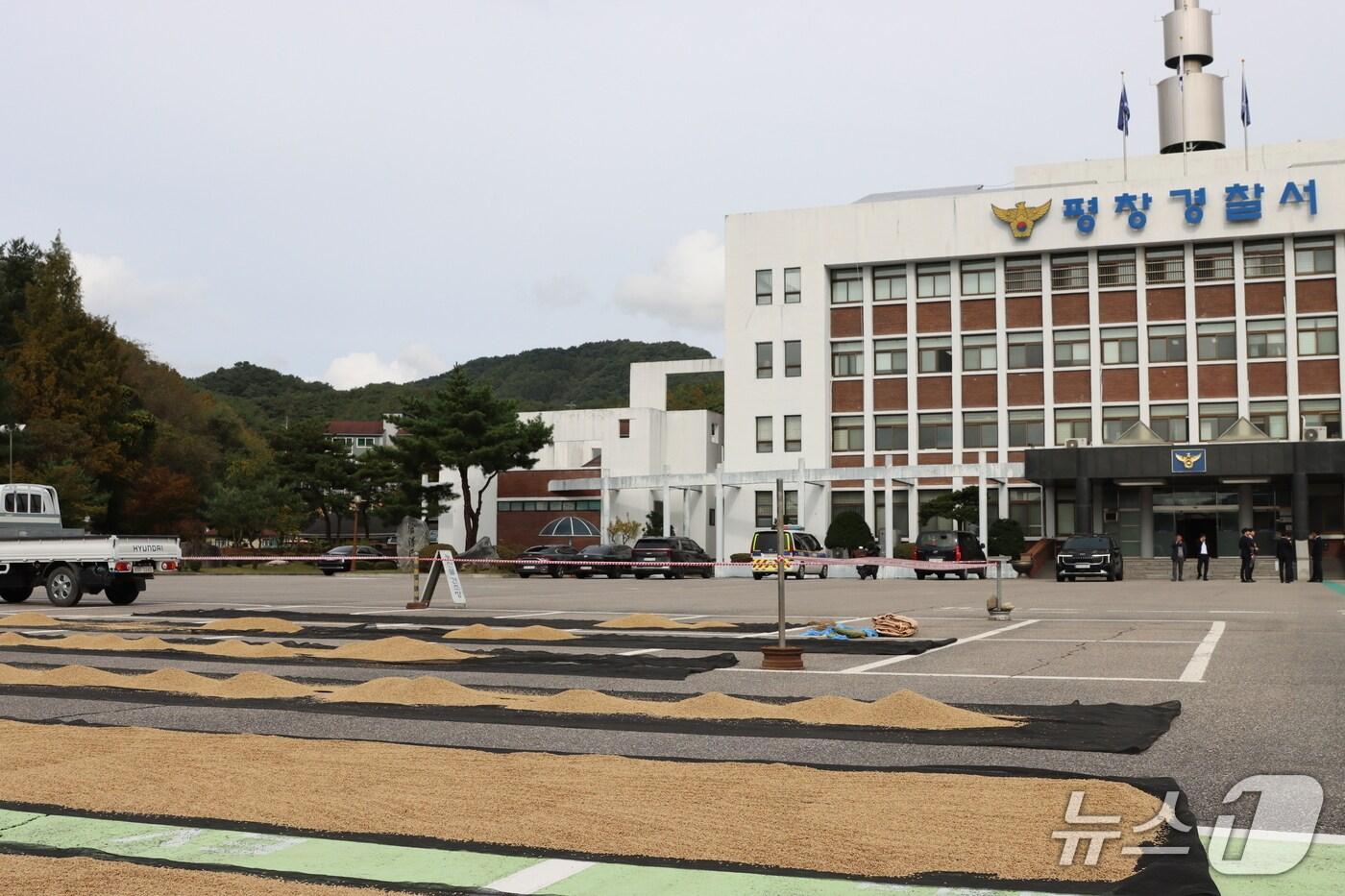 강원 평창경찰서 주차장 농산물 건조장으로 개방.(평창경찰서 제공, 재판매 및 DB금지)