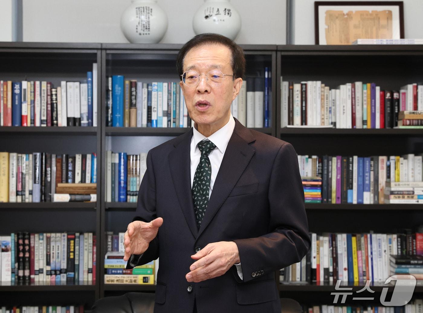 본문 이미지 - 이석연 국민통합위원회 위원장은 22일 이종찬 광복회장을 예방했다.(국민통합위원회 제공) 2025.10.2/뉴스1 ⓒ News1 한병찬 기자