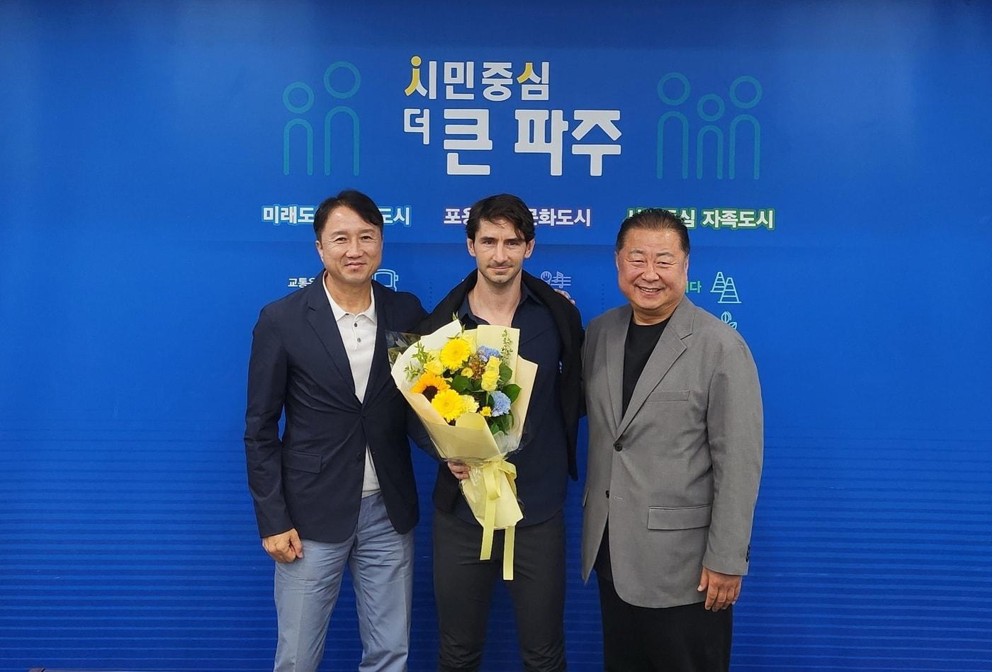 파주시민축구단이 초대 사령탑으로 스페인 출신 제라드 누스 감독을 선임했다. 왼쪽부터 황보관 단장, 누스 감독, 김경일 파주시장(파주시민축구단 제공)
