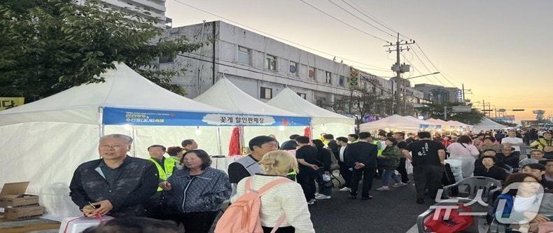 본문 이미지 - 지난해 열린 인천 연안부두 꽃게 축제 꽃게 할인매장 부스에 시민들이 몰려있다. (인천시 제공.재판매 및 DB금지)