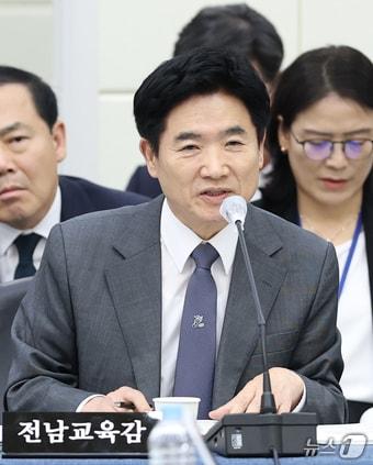 본문 이미지 - 김대중 전남교육감이 22일 전북 전주시 전북대학교 진수당에 열린 국회 교육위원회 국정감사에서 질의에 답변을 하고 있다. 2025.10.22/뉴스1 ⓒ News1 유경석 기자