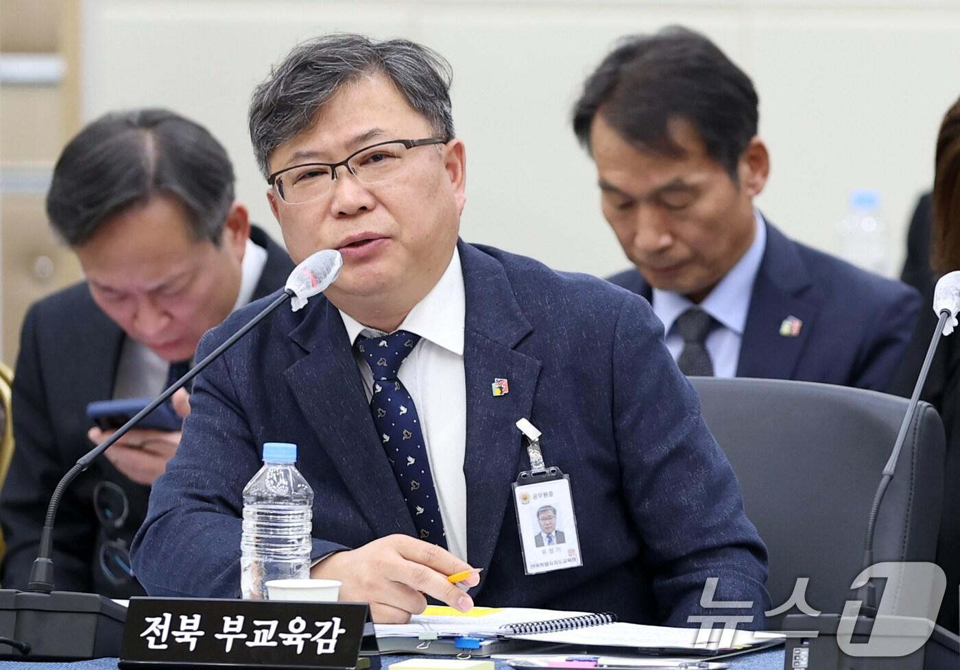 유정기 전북특별자치도교육감 권한대행이 22일 전북 전주시 전북대학교 진수당에 열린 국회 교육위원회 국정감사에서 질의에 답변을 하고 있다. 2025.10.22/뉴스1 ⓒ News1 유경석 기자