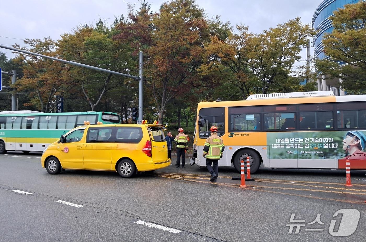 본문 이미지 - 22일 오전 9시 46분께 울산 남구 옥동에서 시내버스가 정차해 있던 유치원 통학차량을 들이받았다. (울산소방본부 제공. 재판매 및 DB금지)/뉴스1
