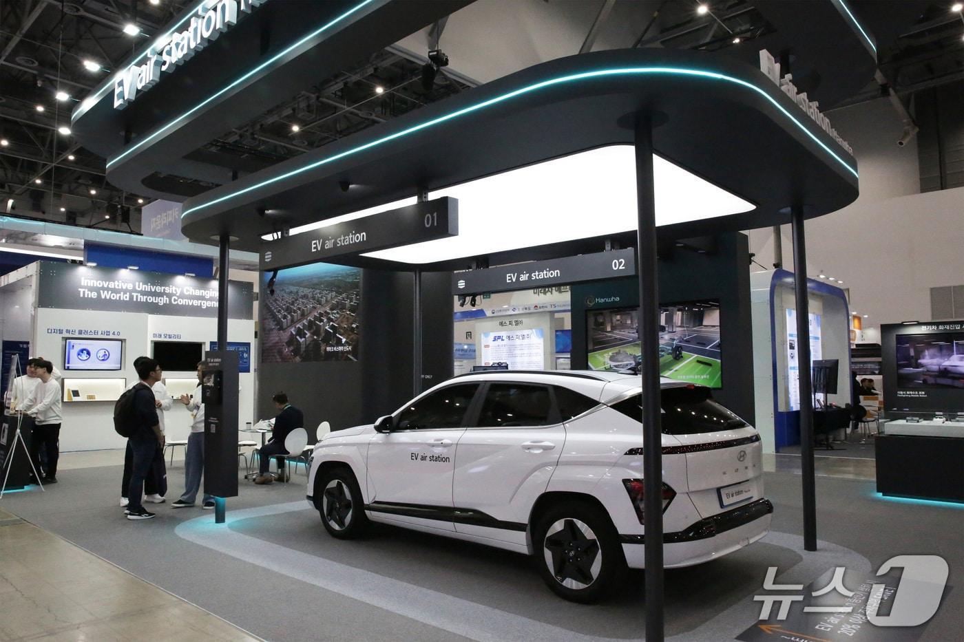 한화 건설부문이 '2025 대한민국 미래모빌리티엑스포'(DIFA)에 참가해 천장형 전기차 충전 시스템 'EV air station'’을 선보였다. (한화 건설부문 제공) 뉴스1ⓒ news1