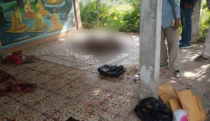 본문 이미지 - 캄보디아 프놈펜 외곽에서 발견된 중국인 남성의 시신을 경찰이 조사하고 있다. (크메르타임스 캡쳐)