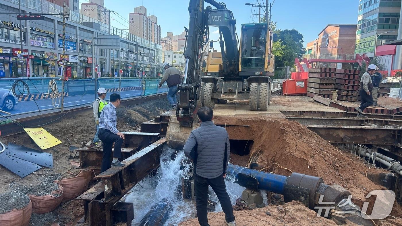 22일 오후 2시쯤 광주 북구 풍향동 지하철2호선 공사 중 상수도관이 파손돼 관계당국이 복구작업하고 있다.&#40;광주 북구 제공. 재판매 및 DB 금지&#41;