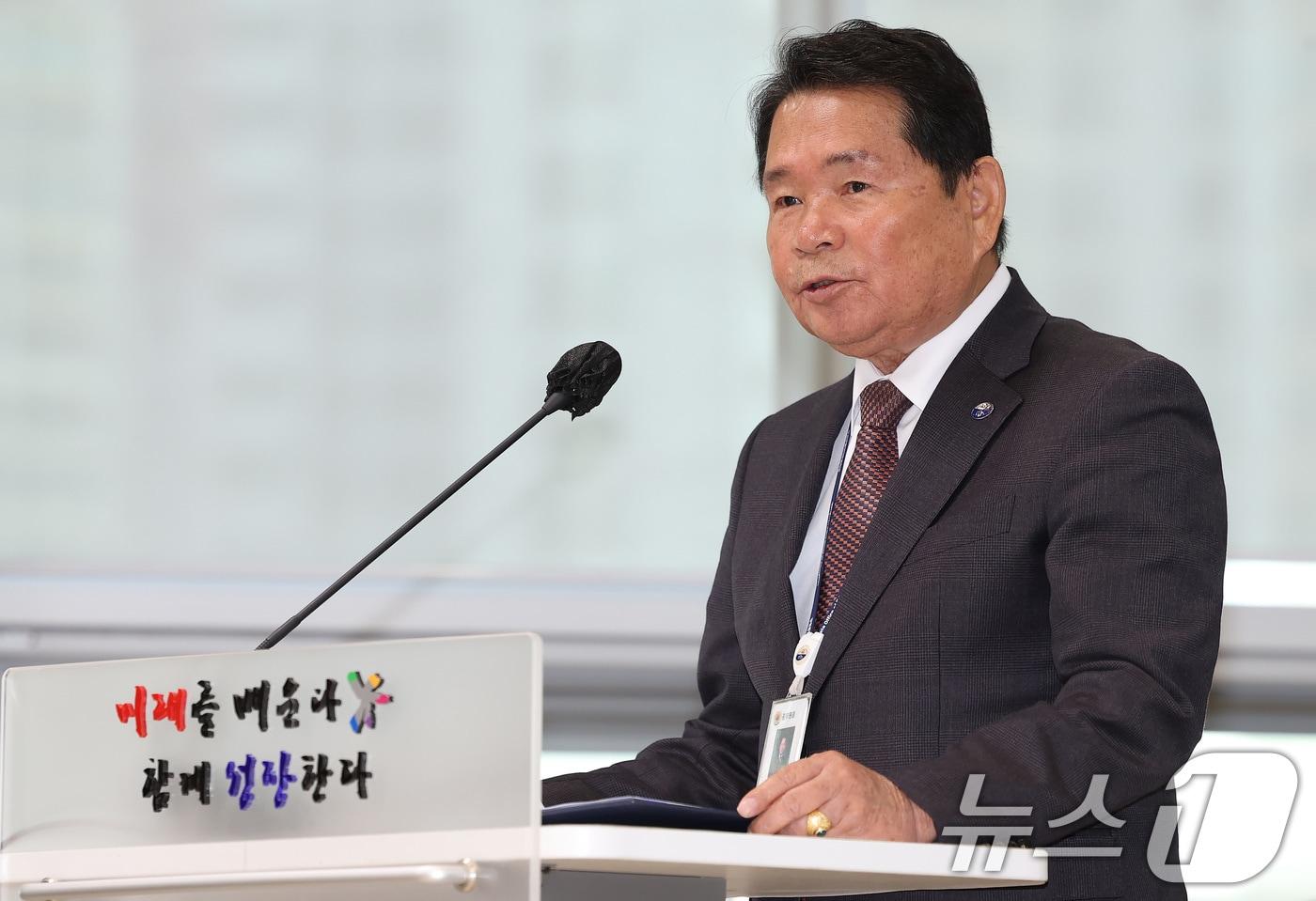 22일 오전 대구시교육청에서 열린 국회 교육위원회의 대구교육청, 경북교육청, 강원교육청에 대한 국정감사에서 신경호 강원교육감이 업무보고를 하고 있다. 2025.10.22/뉴스1 ⓒ News1 공정식 기자