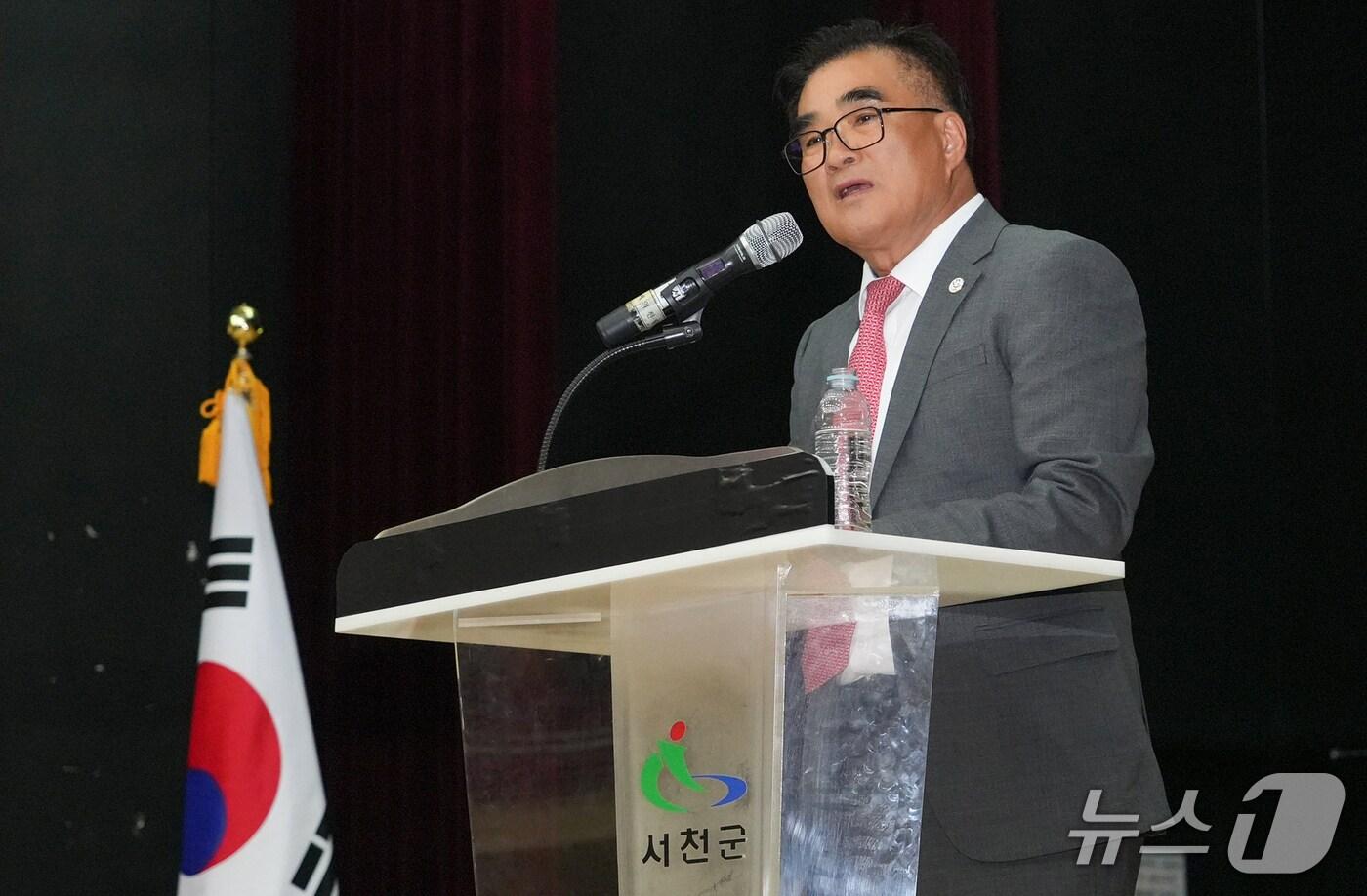 지난 6월 개최된 '닫힌 금강하구에 대한 지속가능한 정책 제안 토론회'에서 서천군 입장을 발표하고 있는 김기웅 서천군수. (서천군 제공. 재판매 및 DB금지) 2025.10.22./뉴스1