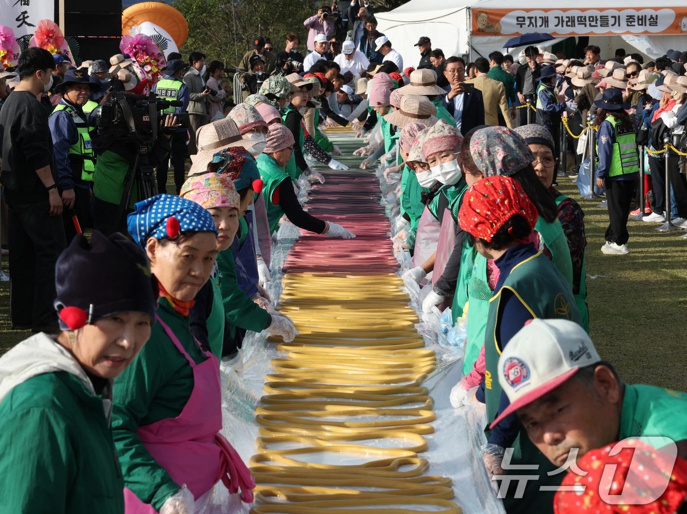 본문 이미지 - ‘제24회 이천쌀문화축제’가 개막한 지난해 10월22일 경기 이천시 모가면 이천농업테마공원에서 행사 관계자들이 600m 가래떡을 만들고 있다. 2025.10.22 ⓒ 뉴스1 김영운 기자