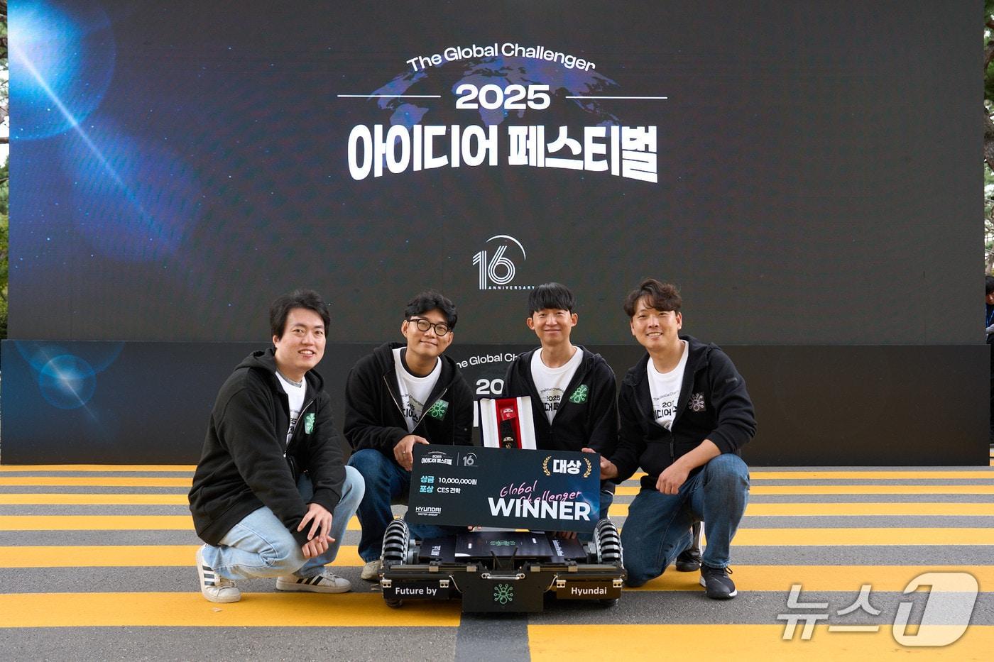 22일 경기 화성 소재 현대자동차·기아 남양연구소에서 열린 임직원 대상 아이디어 경연대회 &#39;2025 아이디어 페스티벌&#39; 본선에서 대상을 받은 참가팀 ANT 연구원들이 출품작인 &#39;액티브 옴니 내비게이션 트랜스포터&#39;&#40;ANT&#41;와 함께 기념 사진을 촬영한 모습&#40;현대차·기아 제공&#41;. 2025.10.22.