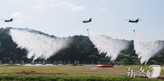 본문 이미지 - 22일 충남 공주 금강변에서 열린 2025 산불진화 통합훈련에서 산불진화 헬기들이 공중 진화를 전개하고 있다.  &#40;공주=뉴스1&#41; 김기태 기자