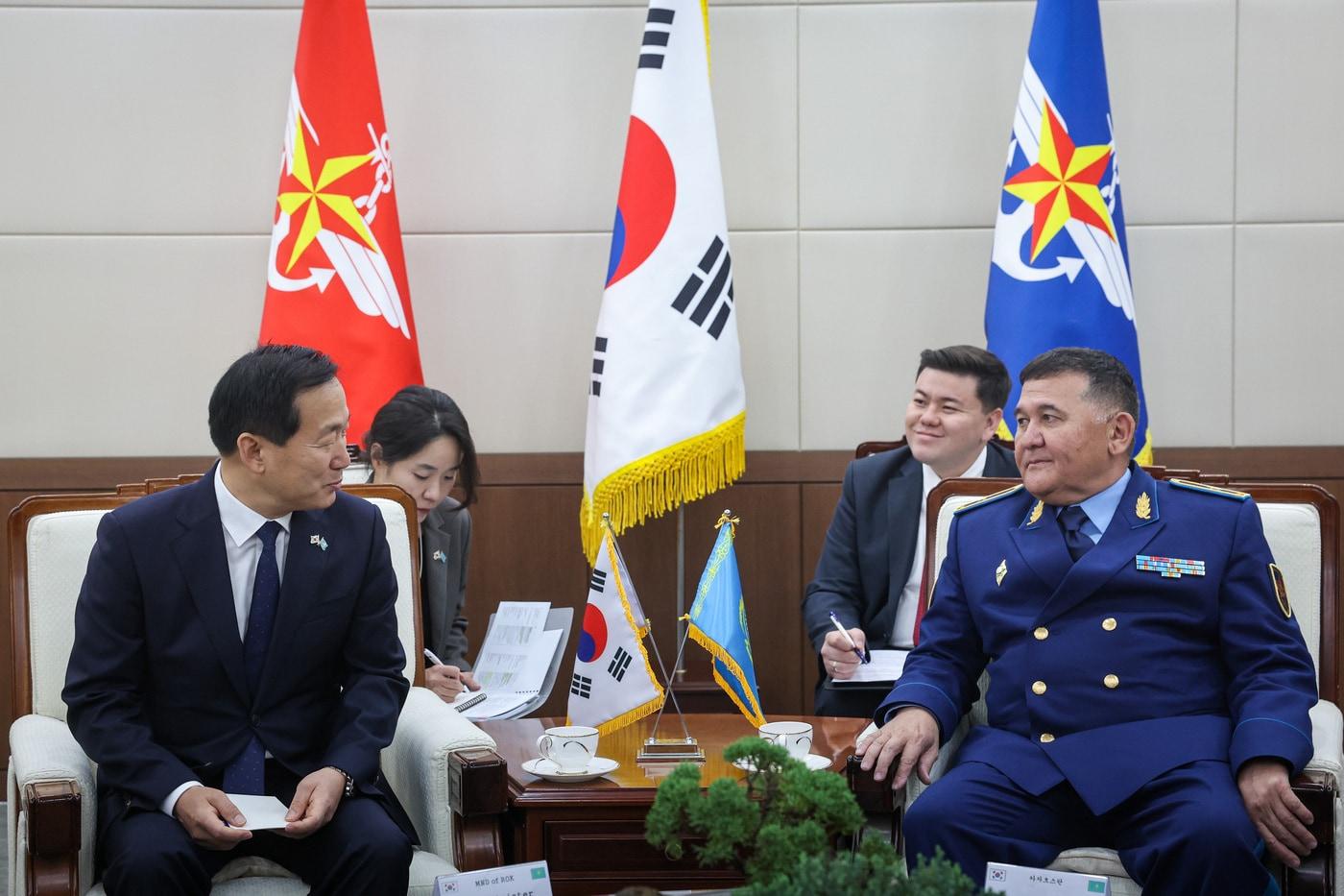 이두희 국방부 차관이 22일 오후 서울 용산구 국방부 청사에서 사디코프 카이랏 아누아르베코비치 카자흐스탄 국방부 차관과 회담하고 있다.&#40;국방부 제공&#41;