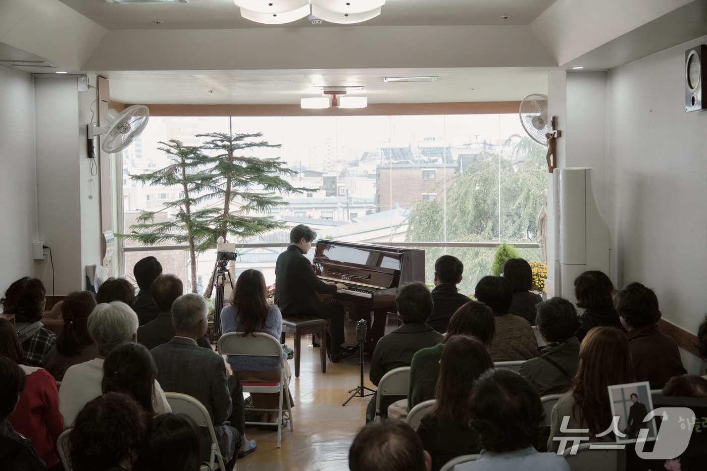 22일 오전 강원 강릉 호스피스 병원인 갈바리의원에서 열린 하슬라국제예술제 특별공연 '갈바리의 선물'에서 국내 대표 피아니스트 선우예권이 환우와 가족, 봉사자들을 위한 연주를 선보이고 있다.(사단법인 하슬라국제예술제 제공, 재판매 및 DB 금지) 2025.10.22/뉴스1
