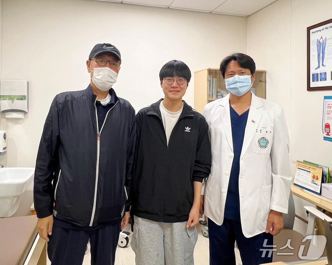 본문 이미지 - 오는 11월 치러질 2026학년도 대학수학능력시험을 앞둔 고3 수험생이 간경화를 앓고 있는 아버지를 위해 간이식 수술을 한 사실이 알려져 감동을 주고 있다. (왼쪽부터)아버지 A씨, 아들 B군, 홍근 장기이식센터장(이대서울병원 제공)