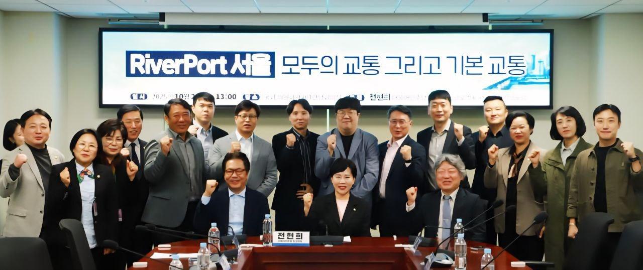 본문 이미지 - 전현희 국회의원&#40;더불어민주당 최고위원&#41;&#40;가운데&#41;과 교통정책 분야 전문가들이 토론회가 마무리된 후 기념사진을 찍고 있다.&#40;전현희 의원실 제공&#41;/뉴스1