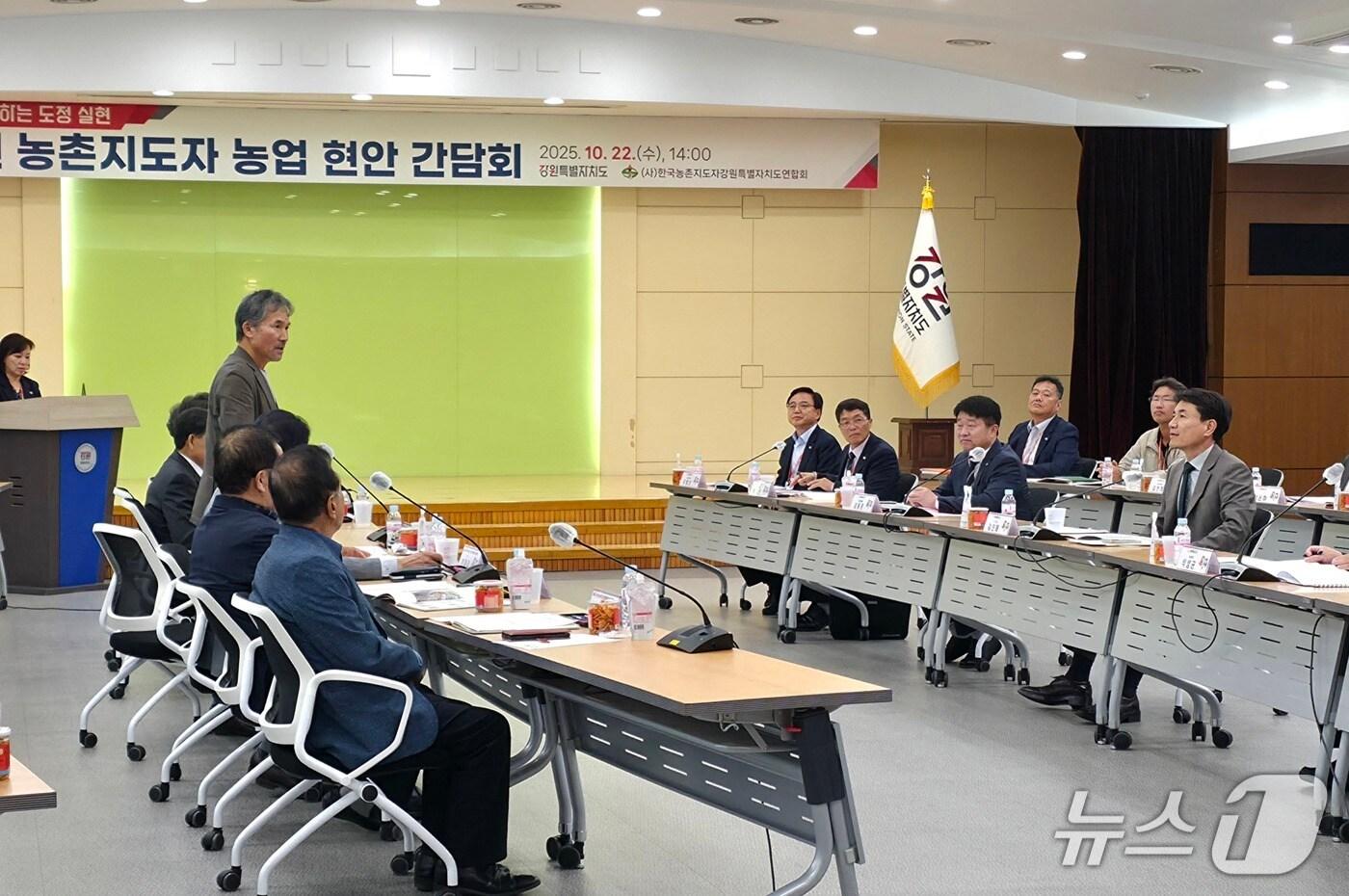 김진태 강원도지사는 22일 도청 별관 4층 회의실에서 한국농촌지도자강원도연합회와 간담회를 가졌다.&#40;강원도 제공. 재판매 및 DB금지&#41;/뉴스1