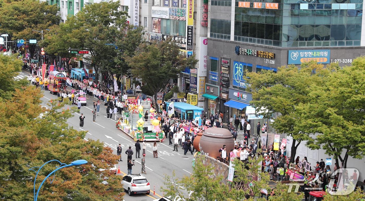 지난 16일 울산 남구 봉월로 일대에서 울산공업축제 개막 퍼레이드 행사가 열리고 있다. /뉴스1 DB