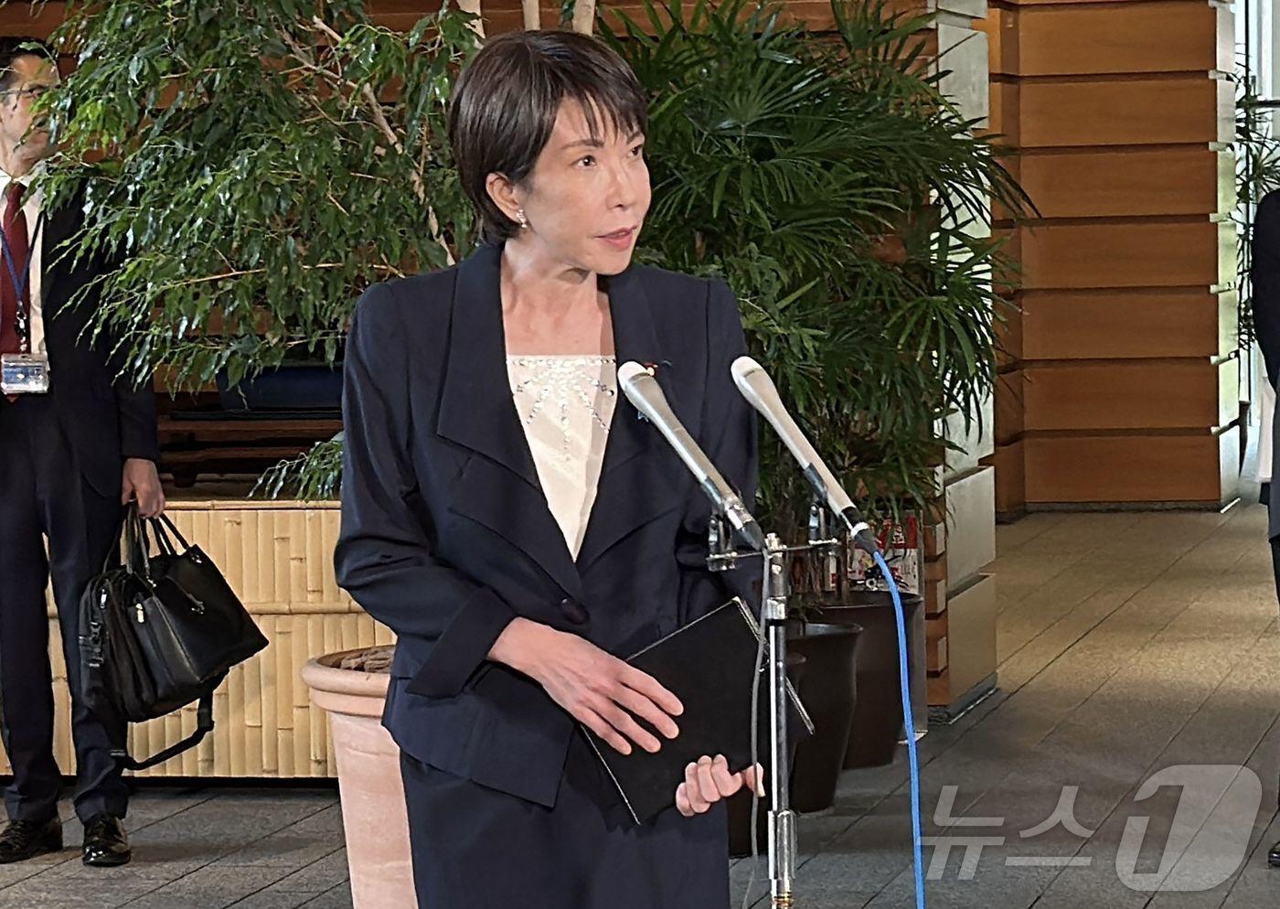 다카이치 사나에 일본 신임 총리가 22일 오전 도쿄의 총리 관저에서 기자들과 만나 이날 북한의 탄도미사일 시험 발사에 대한 질문을 받고 있다. ⓒ AFP=뉴스1