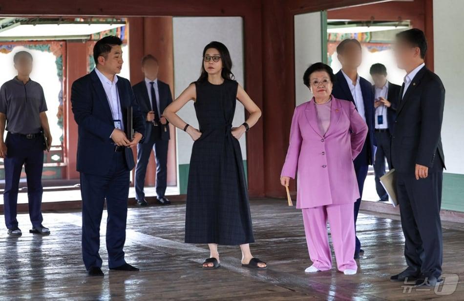 본문 이미지 - 22일 양문석 더불어민주당 의원이 공개한 김건희 전 여사와 이배용 전 국가교육위원장이 서울 경복궁 경회루를 비공개로 방문한 모습. (양문석 의원실이 주진우 기자로부터 제공, 재판매 및 DB금지) 2025.10.22/뉴스1 ⓒ News1 신웅수 기자