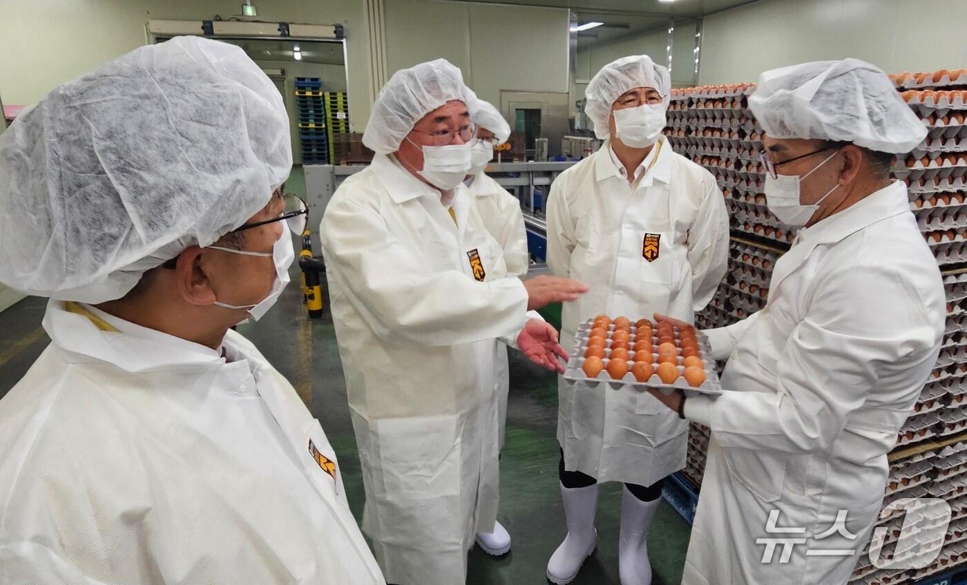 본문 이미지 - 22일 전북도와 농식품부, 행안부는 김제에서 고병원성 조류인플루엔자 차단방역 현장 점검을 실시했다.(전북도 제공. 재판매 및 DB금지)/뉴스1  