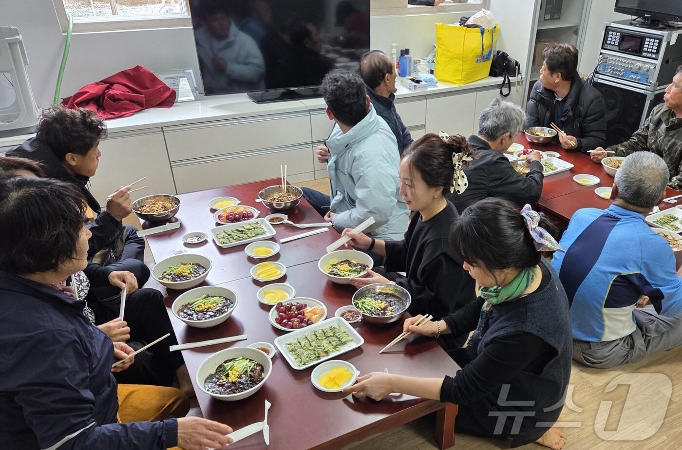 경북 영양군은 22일 석보면 답곡2리 경로당에서 ‘짜장면 시키신 마을’ 행사를 열었다.(영양군 제공. 재판매 및 DB금지) /뉴스1