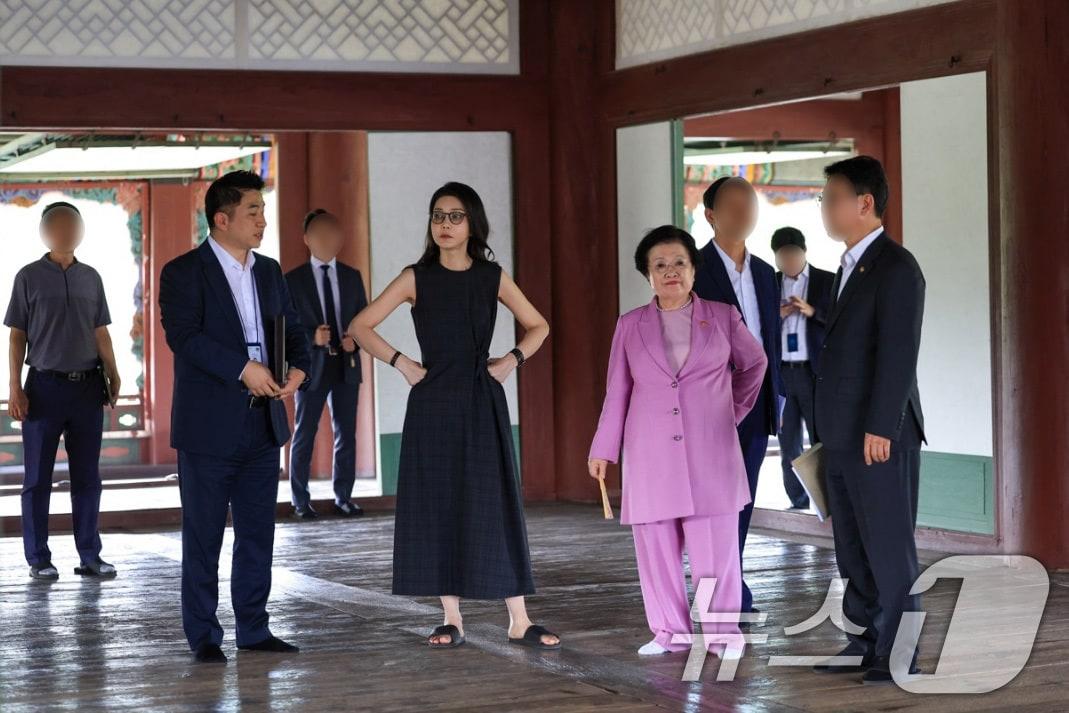 본문 이미지 - 김건희 여사와 이배용 전 국가교육위원장 등이 지난 2023년 9월 경복궁 경회루를 방문했을 때의 모습. &#40;주진우 기자로부터 제공받아 양문석 의원실이 제공&#41; 2025.10.22/뉴스1 ⓒ News1 신웅수 기자