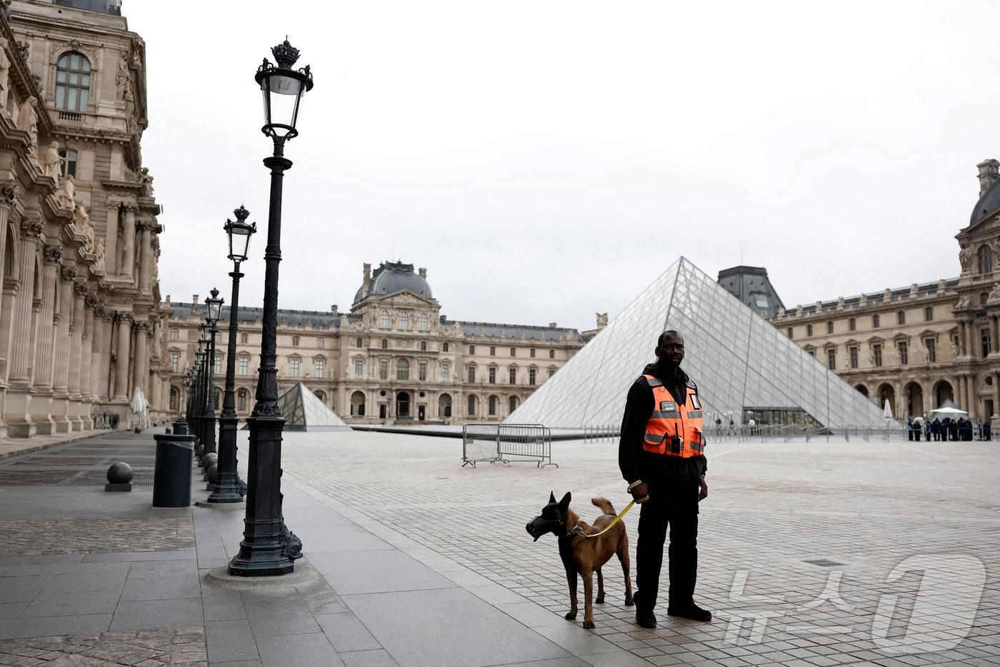 20일(현지시간) 프랑스 파리 루브르 박물관 앞에서 경비원이 경비를 서고 있다. 2025.10.20. ⓒ 로이터=뉴스1 ⓒ News1 윤다정 기자