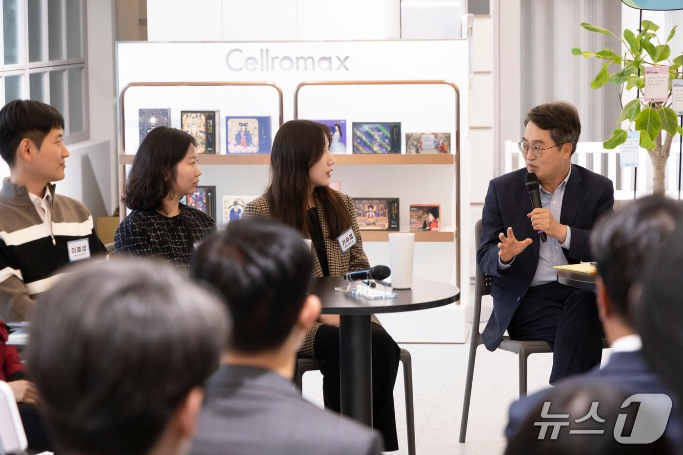 김동연 경기도지사가 주4.5일제 시범사업에 참여 중인 용인 소재 ㈜셀로맥스 사이언스 직원들과 대화하고 있다.&#40;경기도 제공. 재판매 및 DB금지&#41;