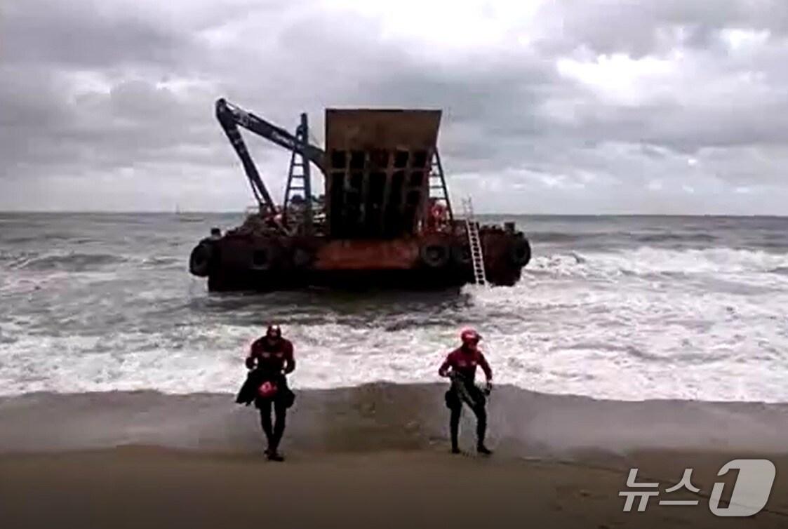 본문 이미지 - 22일 오후 부산 기장 앞바다에서 바지선이 모래 해변에 걸리는 사고가 발생해 승선원 1명이 해양 경찰에 구조됐다. (울산해경 제공. 재판매 및 DB금지)/뉴스1
