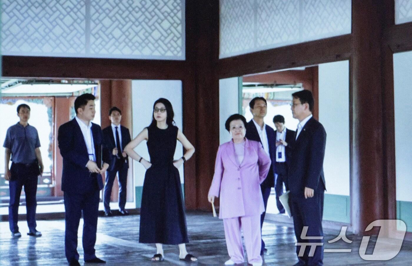 양문석 더불어민주당 의원이 22일 서울 여의도 국회 문화체육관광위원회에서 열린 국립중앙박물관 등에 대한 국정감사에서 김건희 여사와 이배용 전 국가교육위원장 등이 지난 2023년 9월 경복궁 경회루를 방문했을 때의 사진을 공개하고 있다. 당시 대통령실 문체비서관실 선임행정관으로 근무하며 경회루 방문에 동행한 정용석 국립박물관문화재단 사장은 이날 국감에서 김 여사가 근정전 용상에 스스로 1~2분 착석했다고 밝혔다./뉴스1 ⓒ News1 신웅수 기자