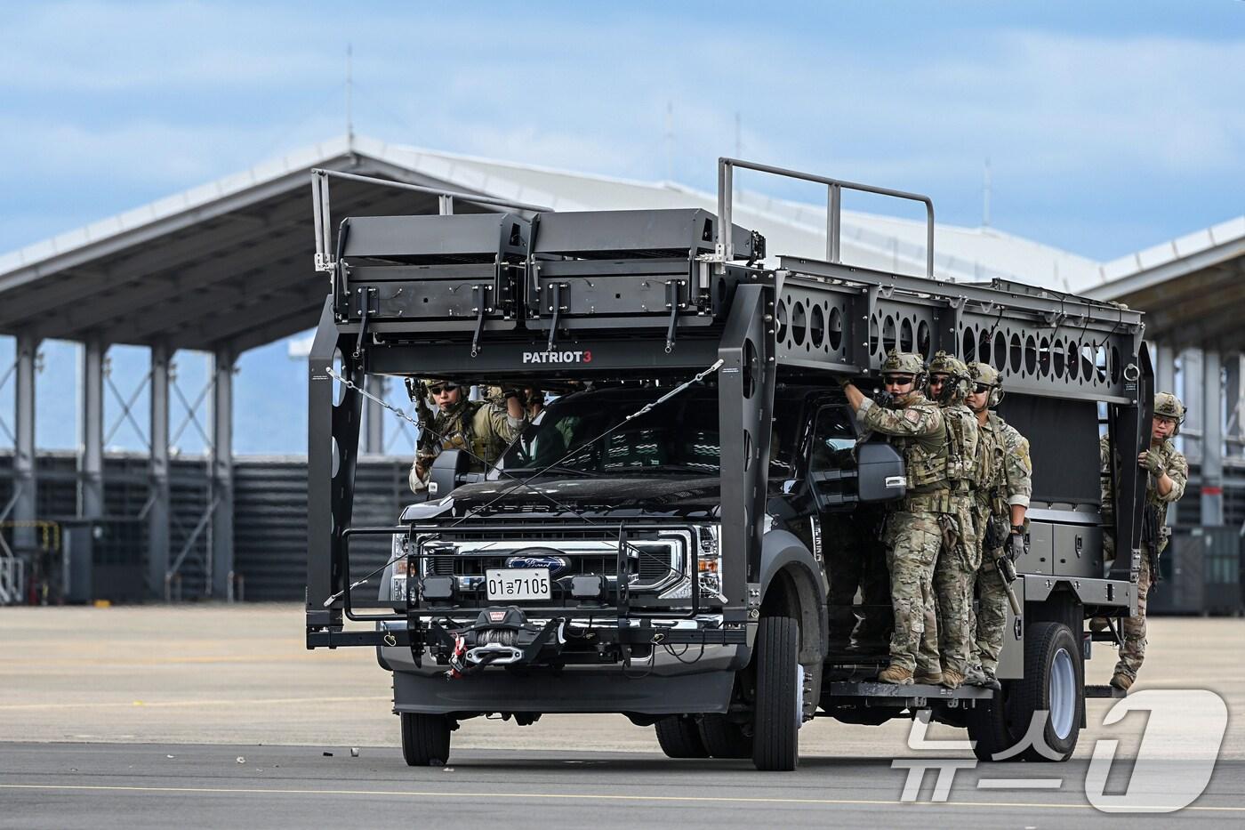 10월 22일 오후 부산 강서구 제5공중기동비행단 주기장에서 군인들이 대테러 훈련을 진행하고 있다. (공군 5비 제공. 사진은 기사 내용과 관계 없음) 2025.10.22/뉴스1 ⓒ News1 윤일지 기자