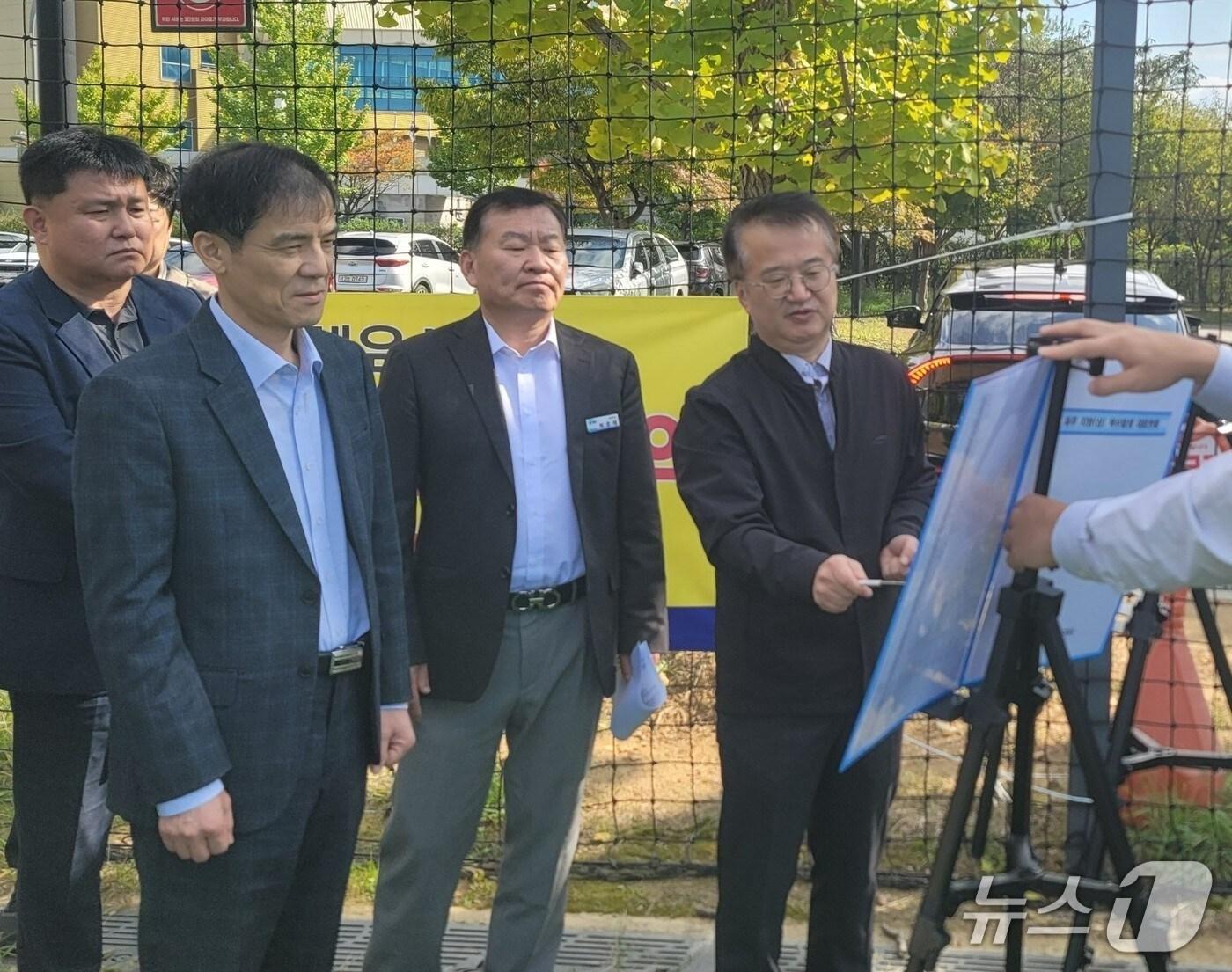 본문 이미지 - 홍동곤 한강청장&#40;왼쪽 맨 앞&#41;이 22일 파주 운정신도시 수돗물 탁수 사고 현장에서 관계자와 함께 현장을 점검하고 있다.&#40;한강청 제공&#41;