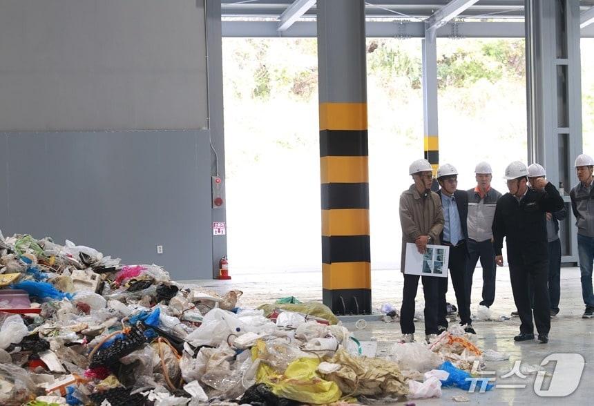 본문 이미지 - 강원 영월군이 22일 북면에 생활폐기물 전처리 시설의 준공식을 연 가운데, 최명서 영월군수를 비롯한 군 관계자들이 이날 현장에서 시설을 살펴보고 있다. &#40;영월군 제공. 재판매 및 DB금지&#41; 2025.10.22/뉴스1