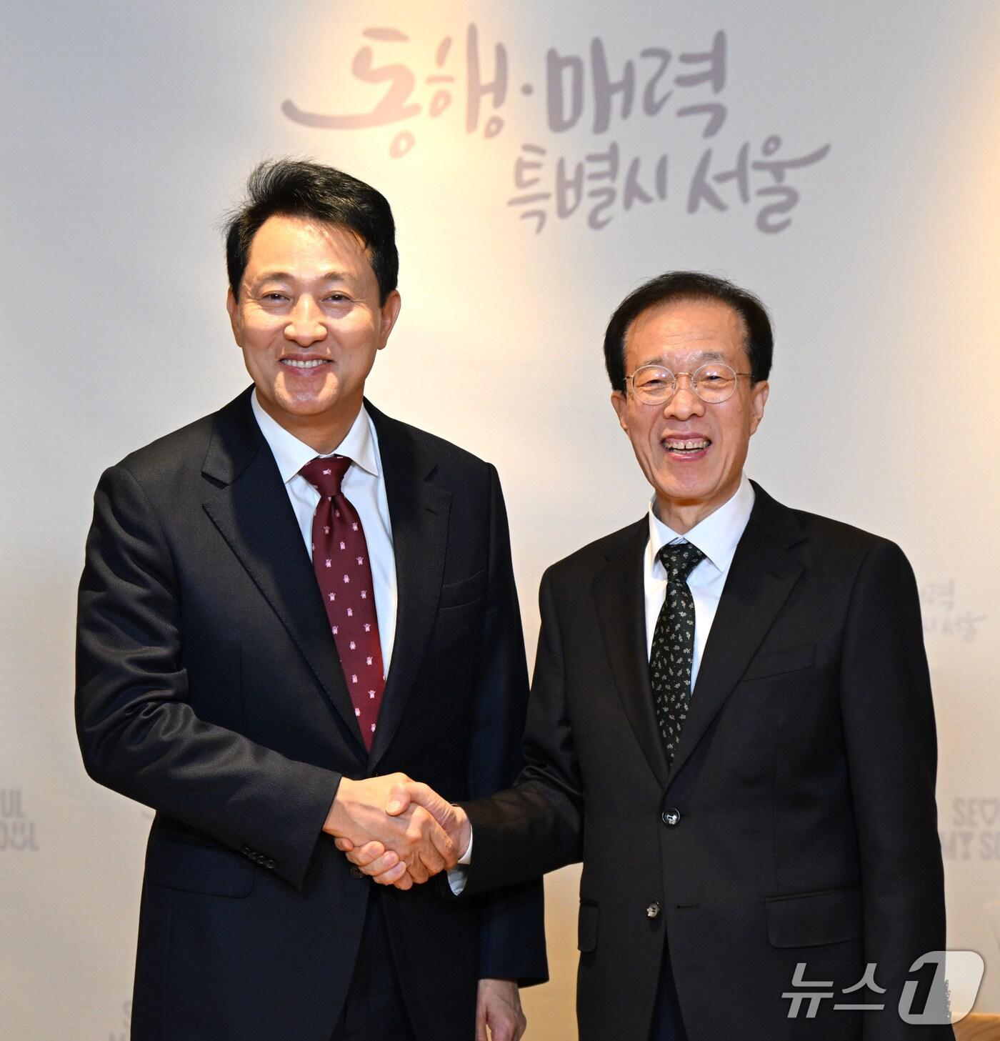 본문 이미지 - 오세훈 서울시장이 22일 오후 이석연 국민통합위원회 신임 위원장을 만나 기념촬영하고 있다.&#40;서울시 제공훈