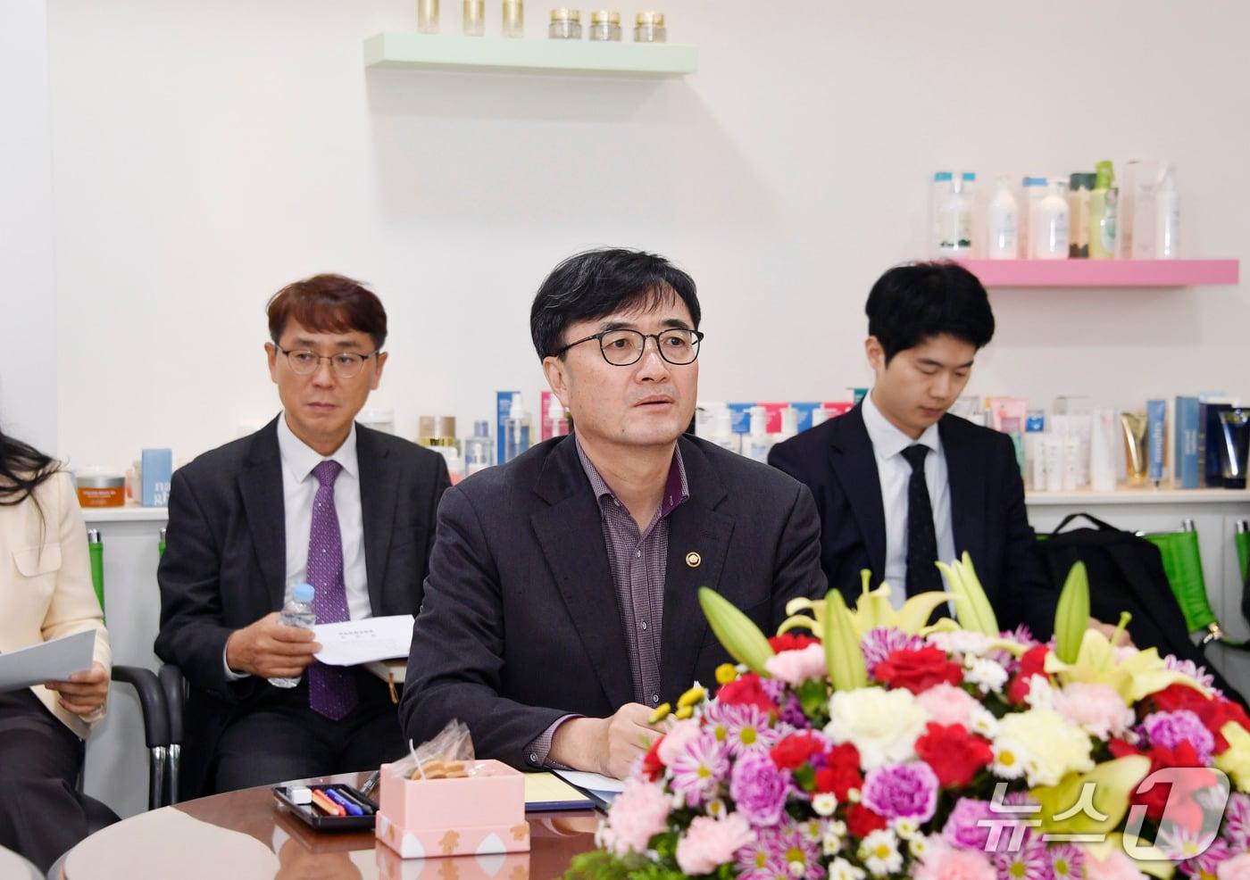 본문 이미지 - 임기근 기획재정부 차관이 10월 22일 오후 서울 금천구 죠이프린라이프를 방문해 장애인 기업의 애로사항을 청취하고 있다. 2025.10.22. (기획재정부 제공)