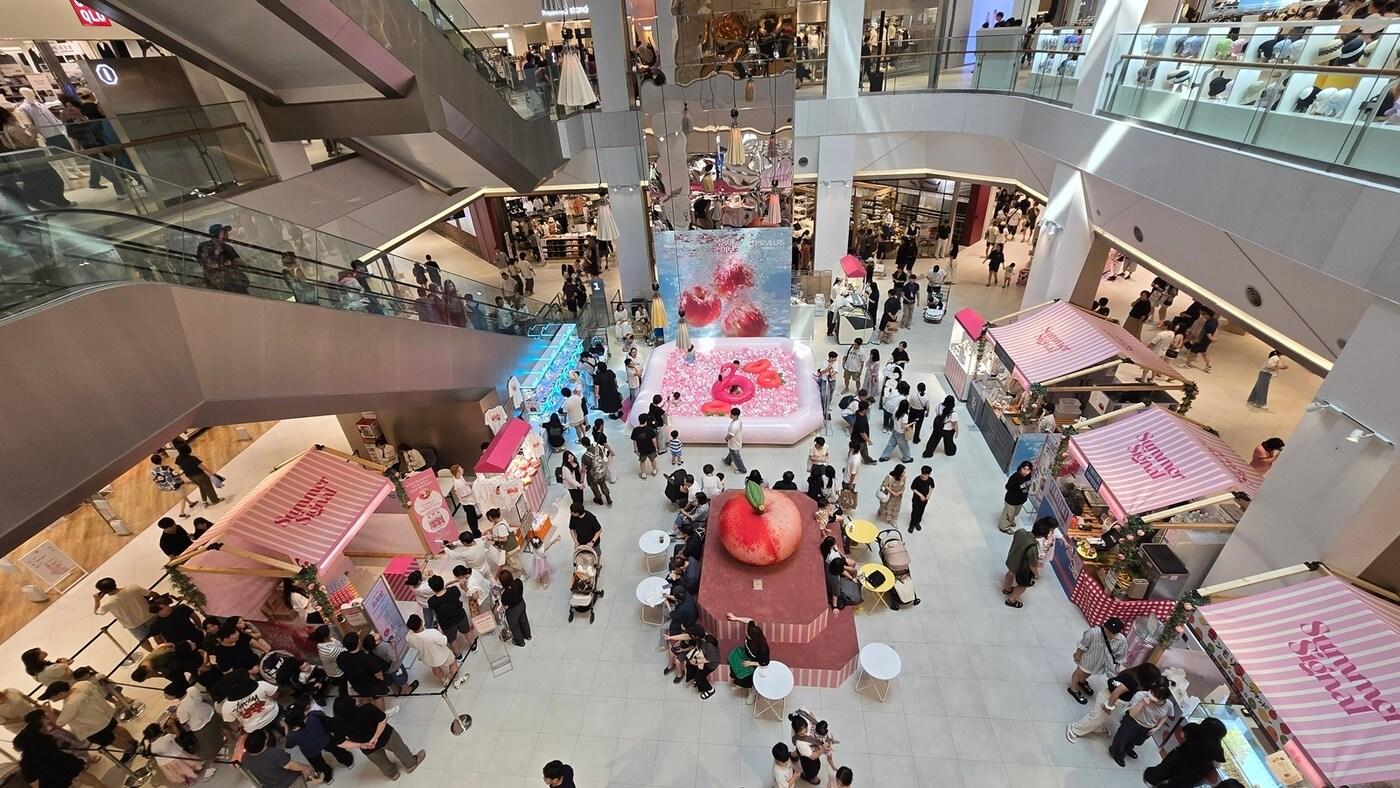 타임빌라스 수원에서 열린 &#39;복숭아주의보&#39; 팝업에 방문한 수많은 고객들의 모습&#40;롯데백화점 제공&#41;