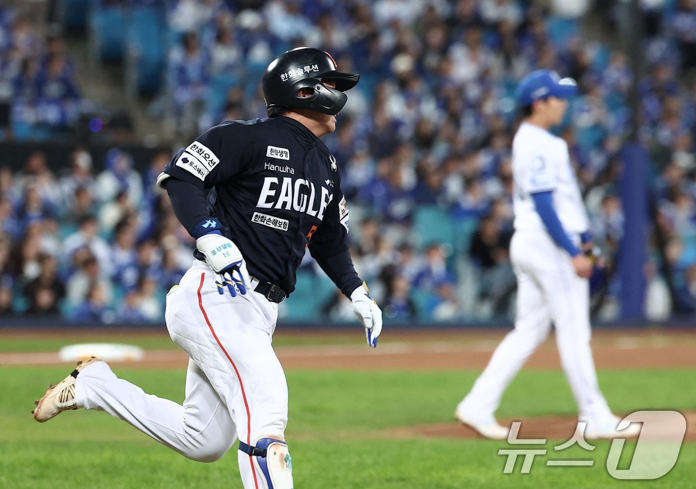 22일 대구삼성라이온즈파크에서 열린 2025 신한 SOL뱅크 KBO 포스트시즌 플레이오프 4차전 한화 이글스와 삼성 라이온즈의 경기, 한화 문현빈이 1회초 1사 1루 상황에서 1타점 2루타를 치고 있다. ⓒ News1 김성진 기자