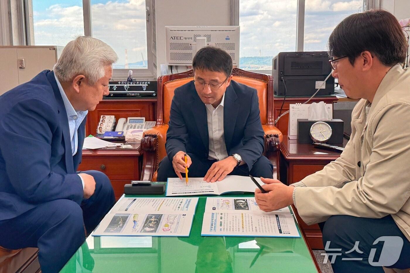 22일 황인홍 무주군수&#40;왼쪽 끝&#41;가 국회에서 한병도 예산결산특별위원장을 만나 핵심 현안 사업의 추진 당위성을 설명하고 있다.&#40;무주군 제공. 재판매 및 DB 금지&#41;