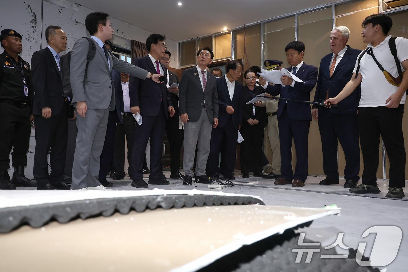 국회 외교통일위원회 소속 의원들이 22일&#40;현지시간&#41; 캄보디아 프놈펜 외곽 온라인스캠범죄로 단속된 건물에 현장방문하고 있다. ⓒ News1 김도우 기자