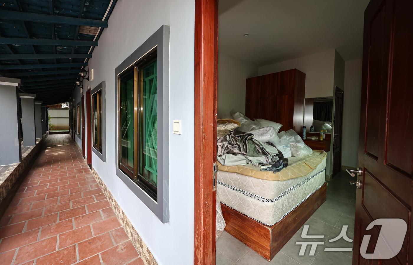 지난달 22일&#40;현지시간&#41; 캄보디아 프놈펜 외곽 온라인스캠범죄로 단속된 건물의 모습 &#40;사진은 기사 내용과 무관함&#41; 2025.10.22/뉴스1 ⓒ News1 김도우 기자