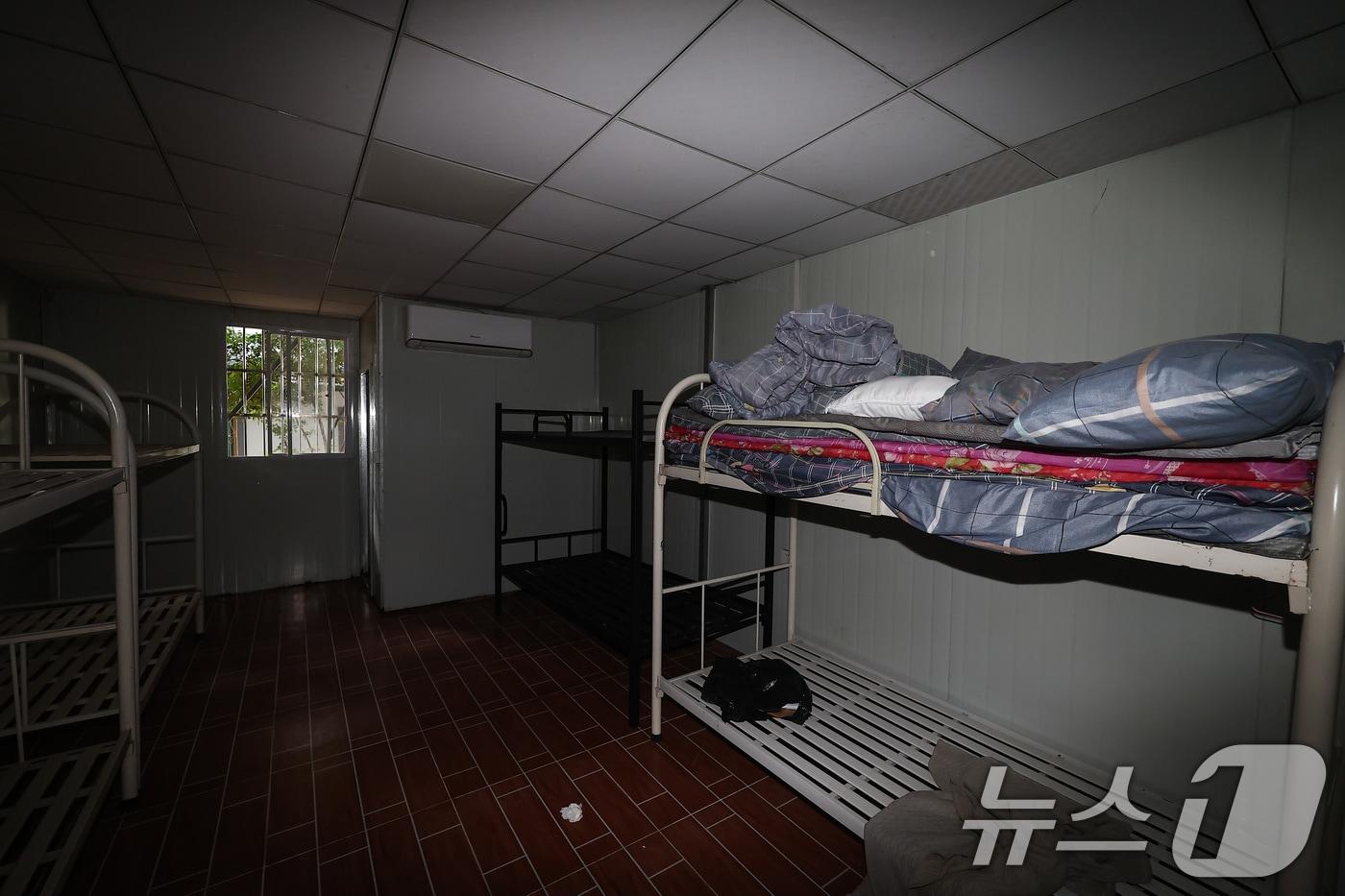 22일(현지시간) 캄보디아 프놈펜 외곽 온라인스캠범죄로 단속된 건물의 모습. 2025.10.22/뉴스1 ⓒ News1 김도우 기자