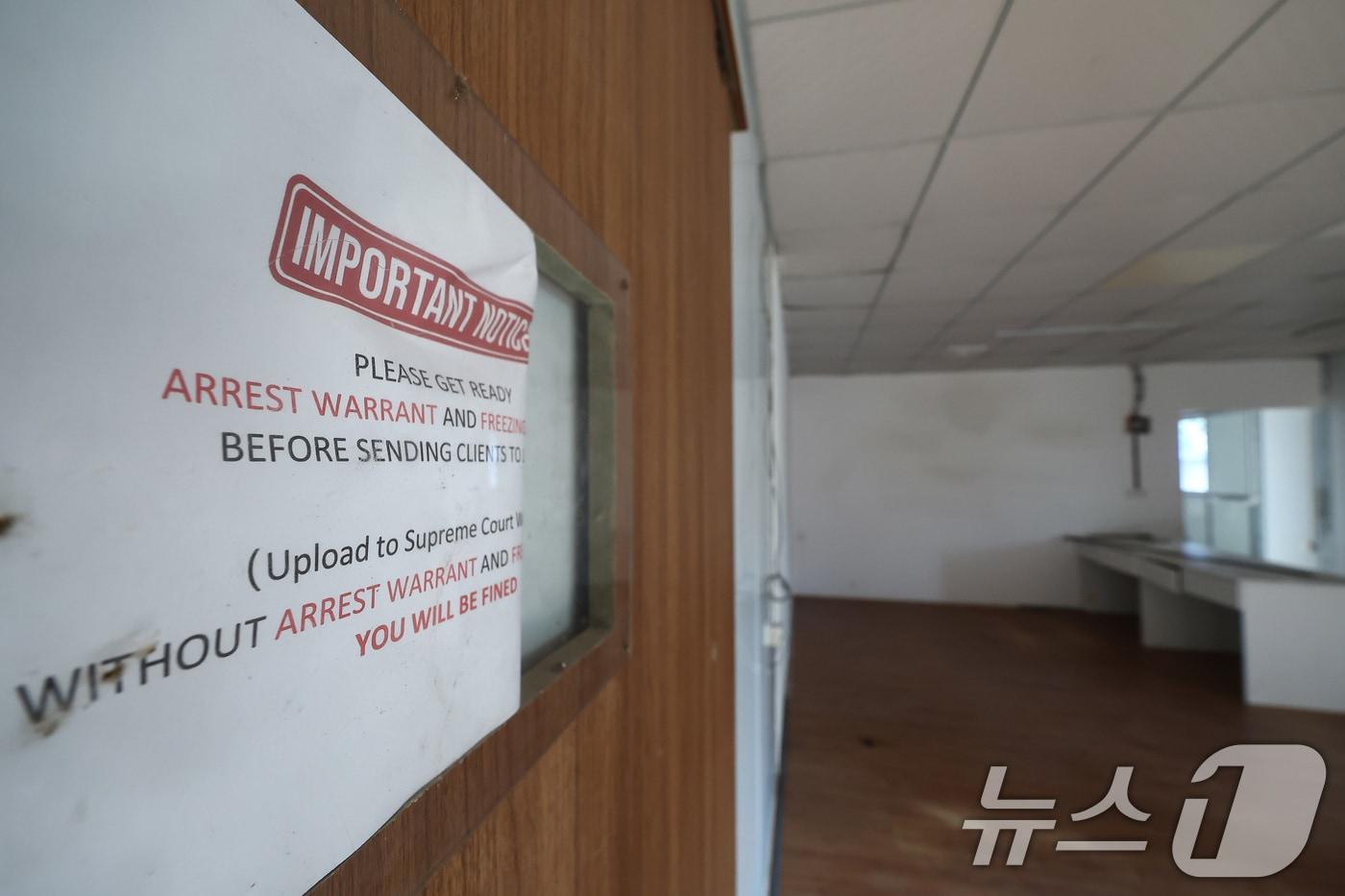 22일(현지시간) 캄보디아 프놈펜 외곽 온라인스캠범죄로 단속된 건물 내부에 단속 경고문이 게시돼 있다. 2025.10.22/뉴스1 ⓒ News1 김도우 기자