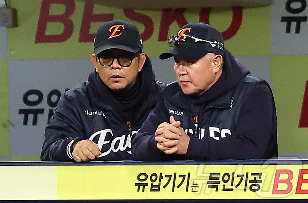 본문 이미지 - 22일 오후 대구 삼성라이온즈파크에서 열린 프로야구 2025 신한 SOL뱅크 KBO 플레이오프 4차전 한화 이글스와 삼성 라이온즈의 경기, 한화 김경문 감독이 양상문 투수코치&#40;왼쪽&#41;와 대화를 나누고 있다. 2025.10.22/뉴스1 ⓒ News1 김진환 기자