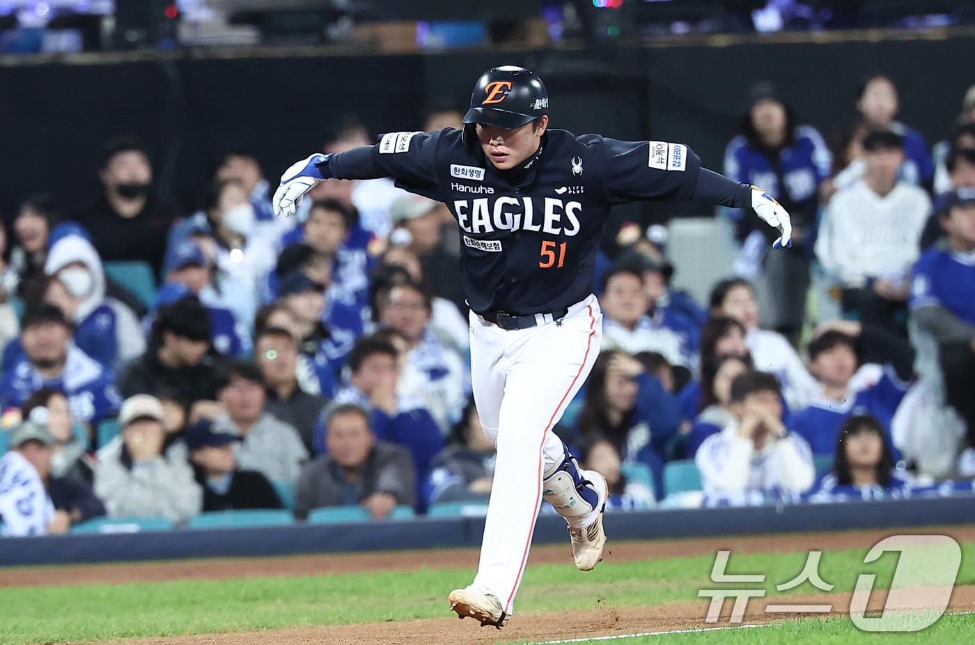 22일 대구삼성라이온즈파크에서 열린 2025 신한 SOL뱅크 KBO 포스트시즌 플레이오프 4차전 한화 이글스와 삼성 라이온즈의 경기, 한화 문현빈이 5회초 2사 2,3루 상황에서 3점 홈런을 터뜨린 후 세리머니를 하고 있다. 2025.10.22/뉴스1 ⓒ News1 김성진 기자