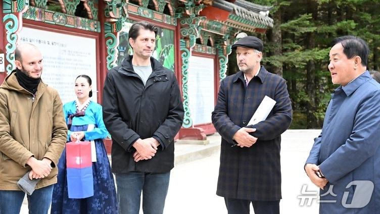 본문 이미지 - 올해 세계올림픽도시연맹 총회가 22일부터 나흘간의 일정으로 강원 평창에서 시작된 가운데, 심재국 평창군수가 일정 첫 날 평창 오대산 월정사에서 총회 관계자들과 이야기를 나누는 모습. &#40;평창군 제공. 재판매 및 DB금지&#41; 2025.10.22/뉴스1