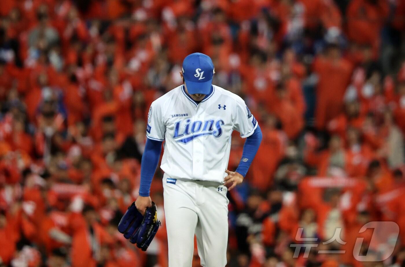 22일 오후 대구 삼성라이온즈파크에서 열린 프로야구 2025 신한 SOL뱅크 KBO 플레이오프 4차전 한화 이글스와 삼성 라이온즈의 경기, 5회초 스리런 홈런으로 3실점 허용한 삼성 선발 원태인이 고개를 떨구며 더그아웃으로 향하고 있다. 2025.10.22/뉴스1 ⓒ News1 김진환 기자