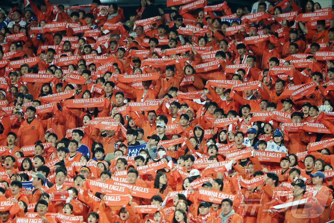 22일 오후 대구 삼성라이온즈파크에서 열린 프로야구 2025 신한 SOL뱅크 KBO 플레이오프 4차전 한화 이글스와 삼성 라이온즈의 경기, 한화 응원단이 열정적인 응원을 펼치고 있다. 2025.10.22/뉴스1 ⓒ News1 김진환 기자